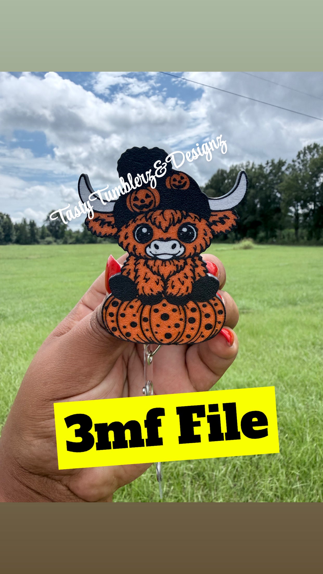 Highland Cow Sitting On Pumpkin Badge.3mf